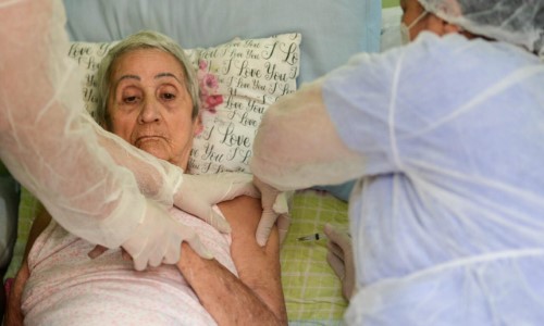 Barra Mansa vacina idosos acamados com mais de 60 anos